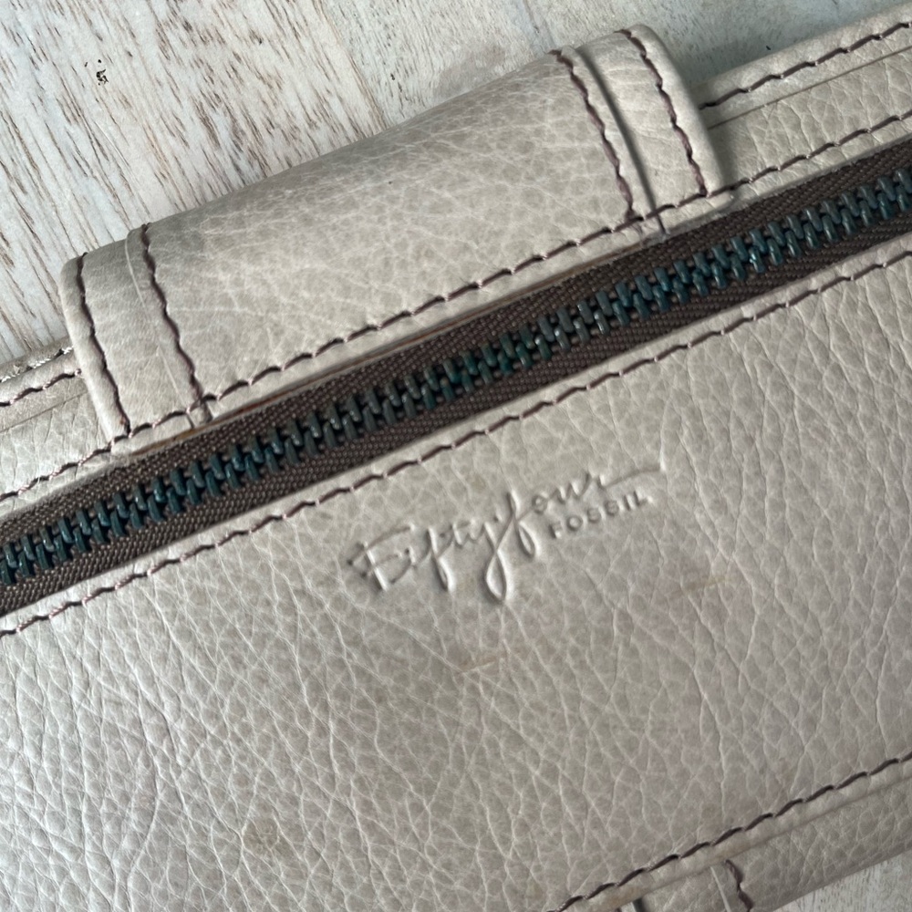 FOSSIL 54 π₯ leather tab wallet Never Used cream off-white bone - Picture 3 of 5